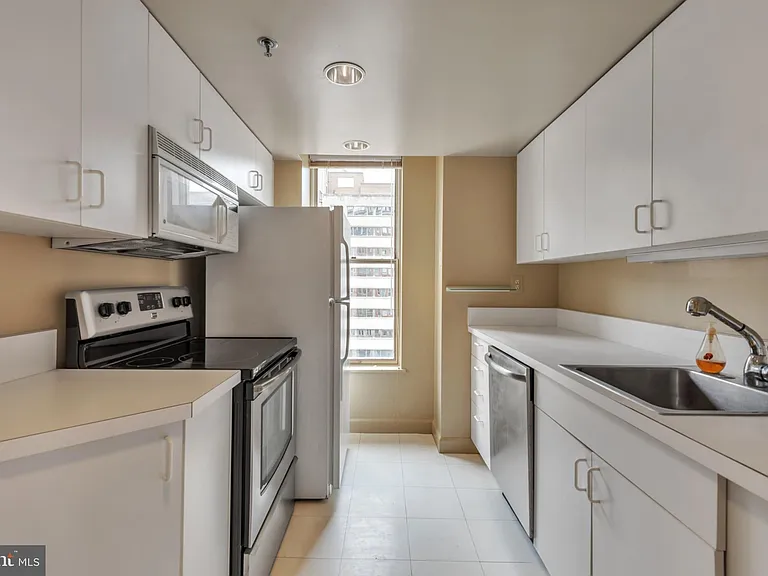 601 Pennsylvania Ave NW #805 — Photo 12
