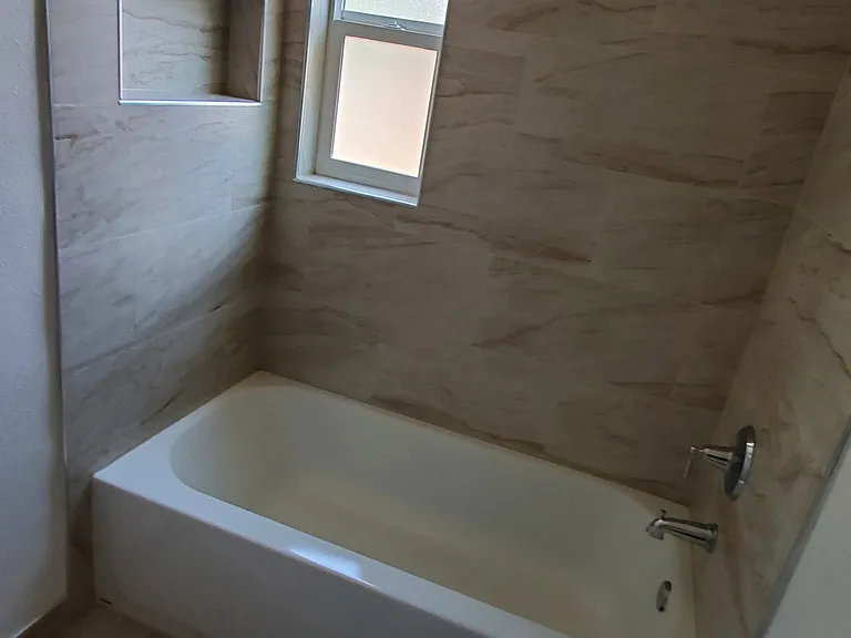 Upstairs Full Bathroom
