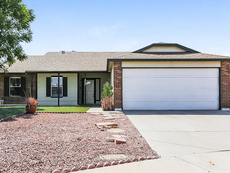 8032 W Tuckey Ln — Photo 1