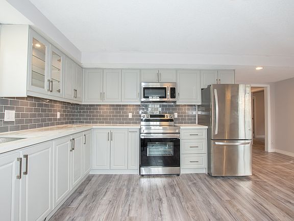 5th image of 27 Rollins Dr