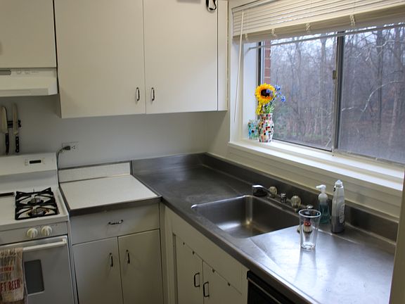 3rd image of 10655 Weymouth St #10655