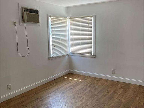 3rd image of 744 E Park Ave