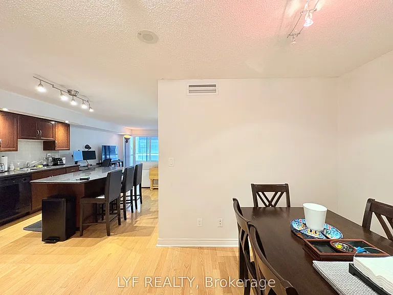 270 Wellington St W #624 — Photo 4