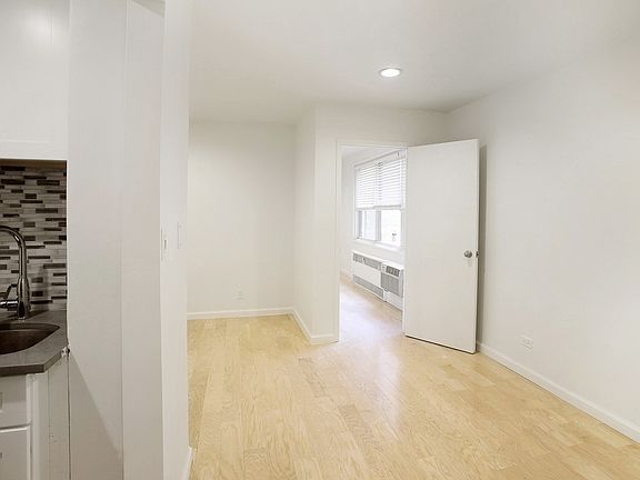 3rd image of 141 E 55th St APT 8G