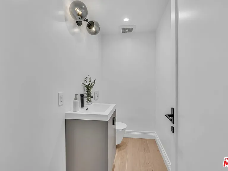 135 S Linden Dr — Photo 38