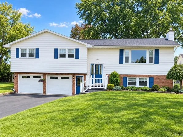 12 Christopher Cir, New Hartford, NY 13413