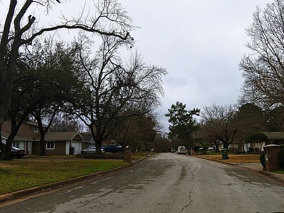 4th image of 2716 Hollywood Dr