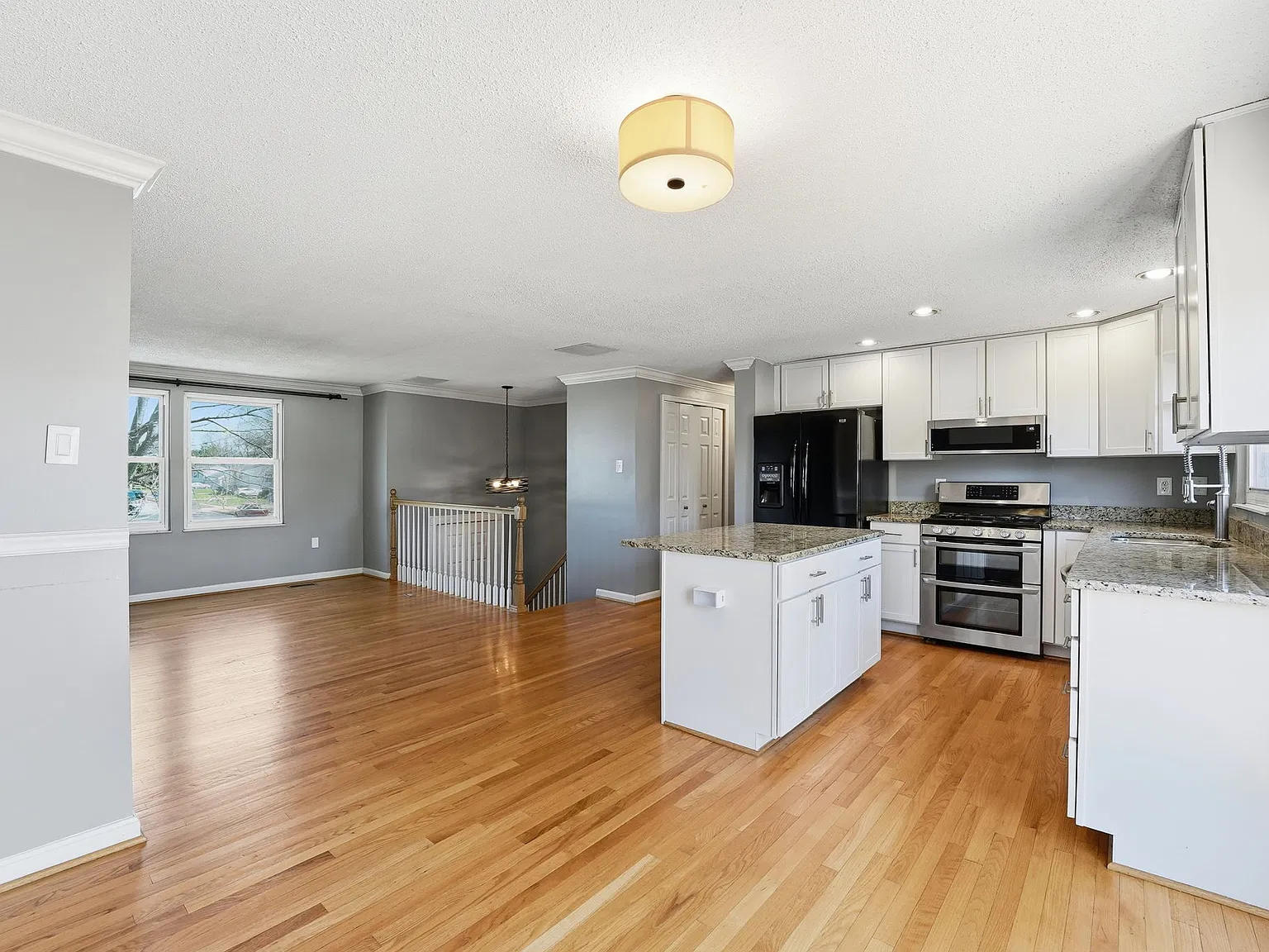 3 bed, 1028 sqft, $3,300 — Photo 3