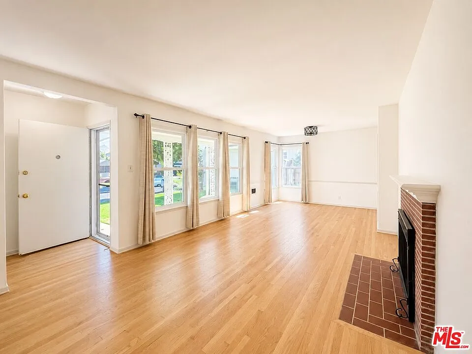 3 bed, 1.5 bath, 1150 sqft, $5,000 — Photo 3