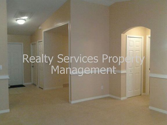 ENTRANCE/LIVING ROOM