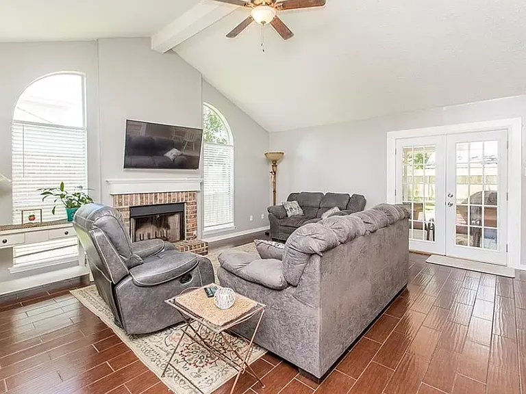 105 Larchwood Dr — Photo 16