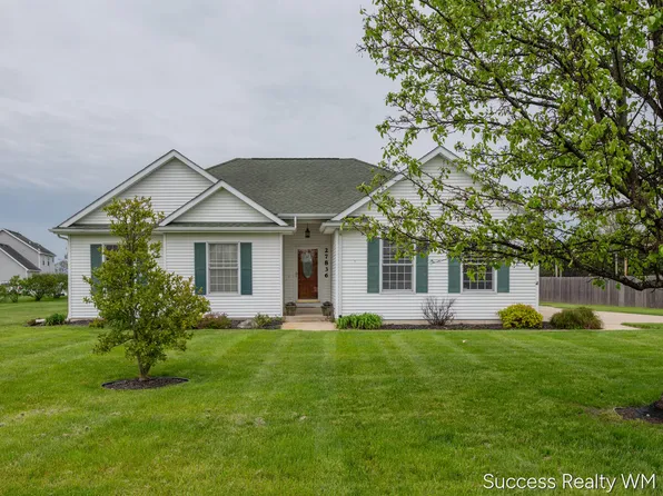 27836 Manchester Cir, Paw Paw, MI 49079