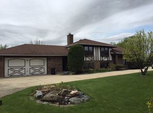 11 Lancaster Ct, Streamwood, IL 60107