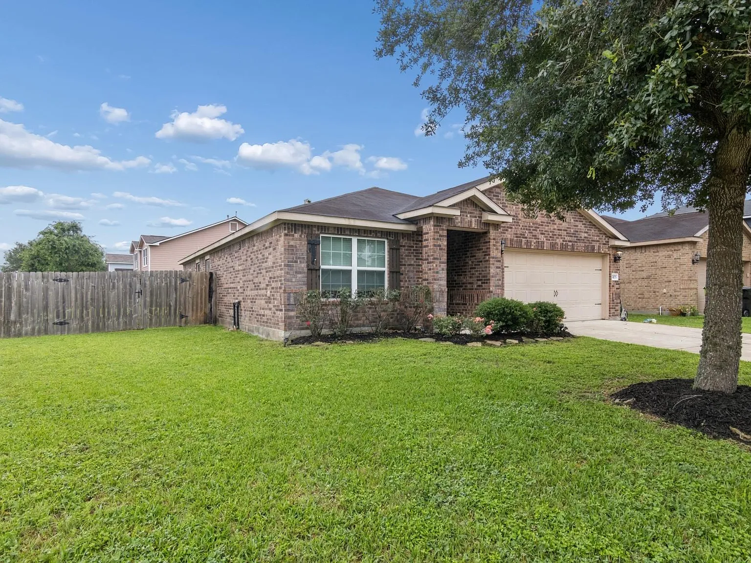 3 bed, 2.0 bath, 1373 sqft, $1,925 — Photo 2