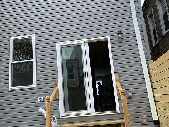 3rd image of 2111 W Seybert St #A