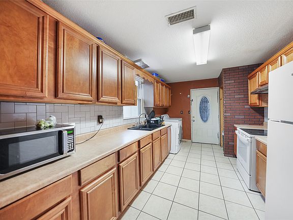 3rd image of 3906 Henderson St