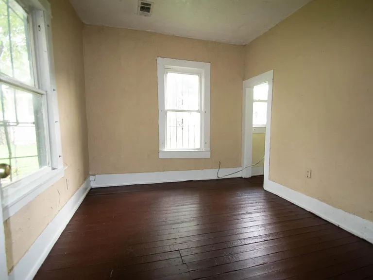 4306 Metropolitan Ave — Photo 7