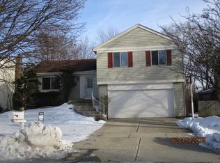 121 Midway Ln, Vernon Hills, IL