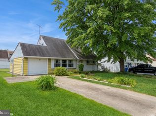 27 Mintleaf Rd, Levittown, PA 19056