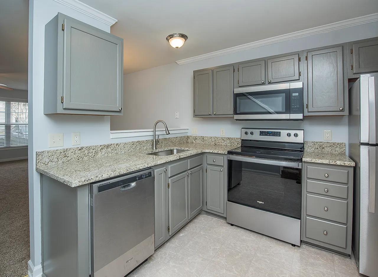 8 Cheltenham Dr - Townhouse (2 Bed / 2.5 Bath) — Photo 3