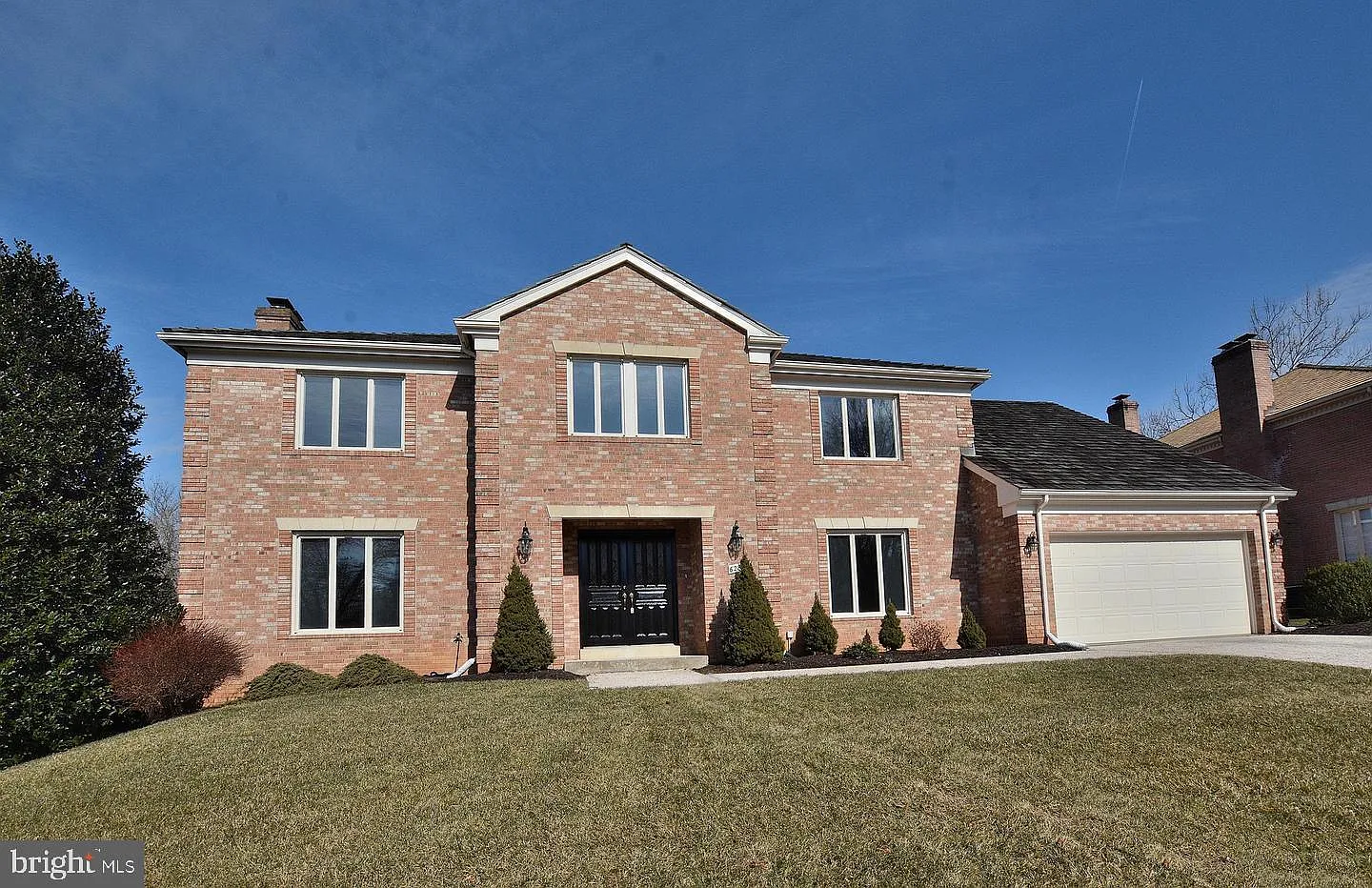 6 bed, 5.5 bath, 4853 sqft, $7,600 — Photo 1
