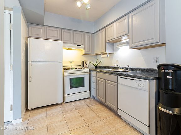 5th image of 17504 Sandalwood Dr APT 3B