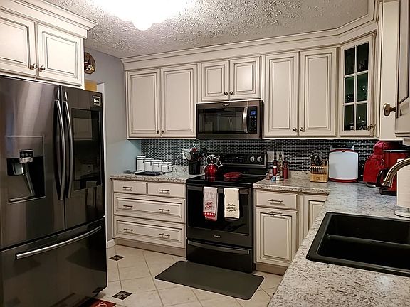 3rd image of 137 Lilac Dr