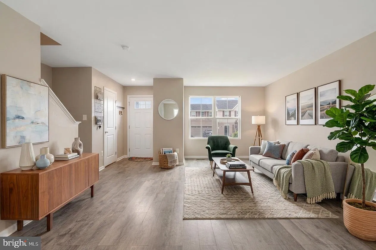 4 bed, 2.5 bath, 2180 sqft, $2,200 — Photo 3