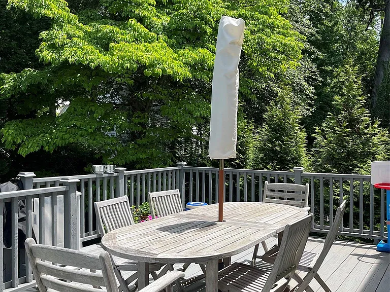 81 Woodlawn Ave — Photo 10