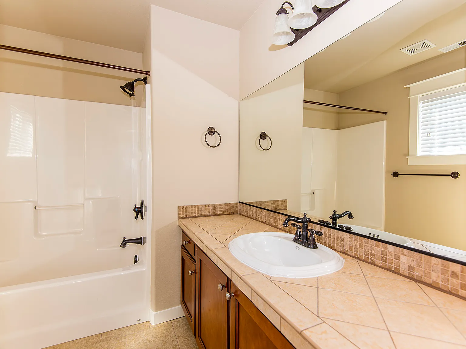 3 bed, 3.5 bath, 2025 sqft, $2,799 — Photo 3