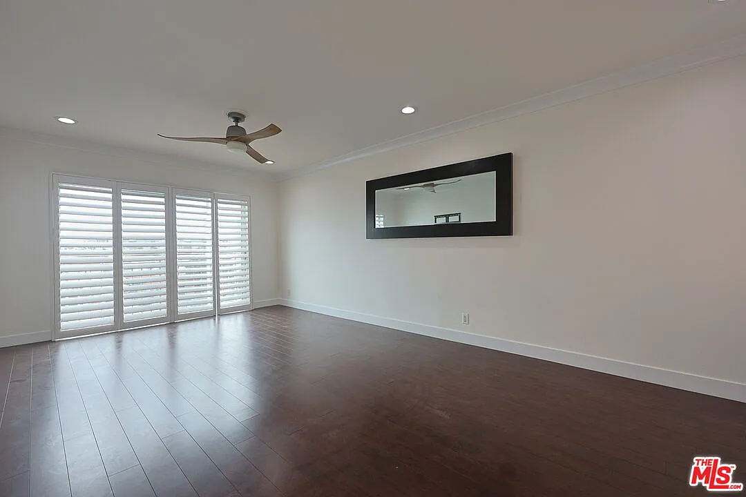 2 bed, 2.0 bath, 938 sqft, $4,290 — Photo 2