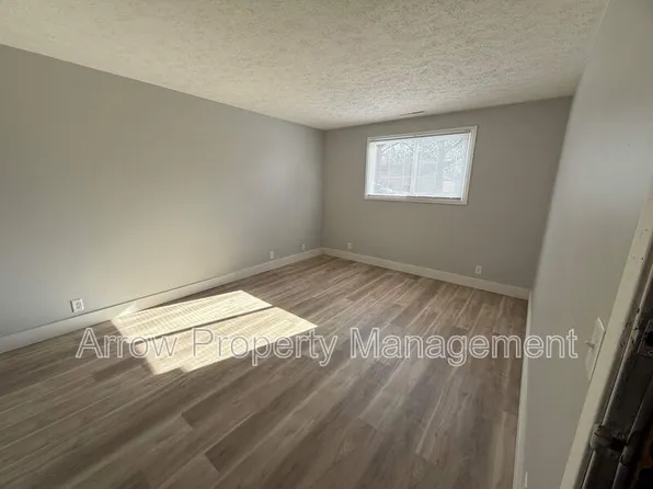 1725 N Iowa Ave APT 4, York, NE 68467