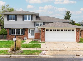 950 Dearborn Cir, Carol Stream, IL 60188