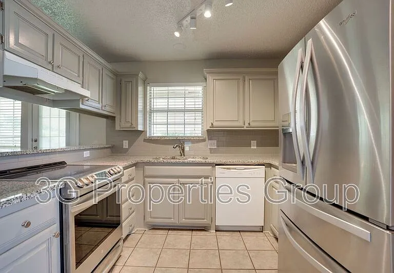 215 Linda St — Photo 7