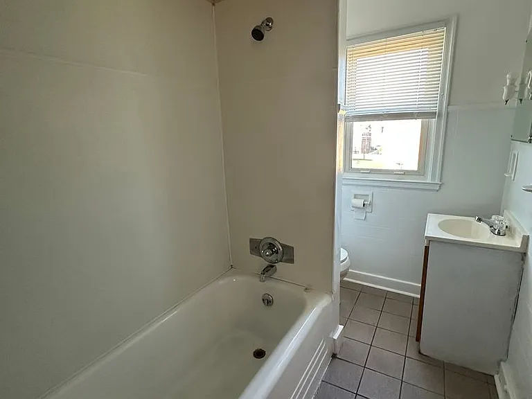 1652 Roosevelt Ave — Photo 10