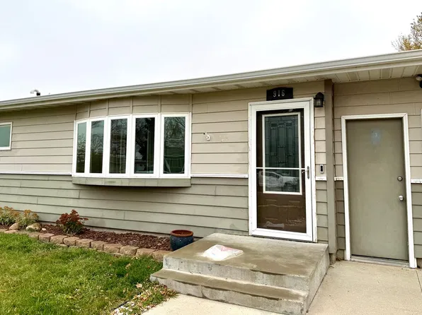 916 24th Ave NW, Minot, ND 58703