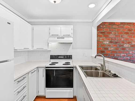 5th image of 7149 SW Sagert St Unit 102