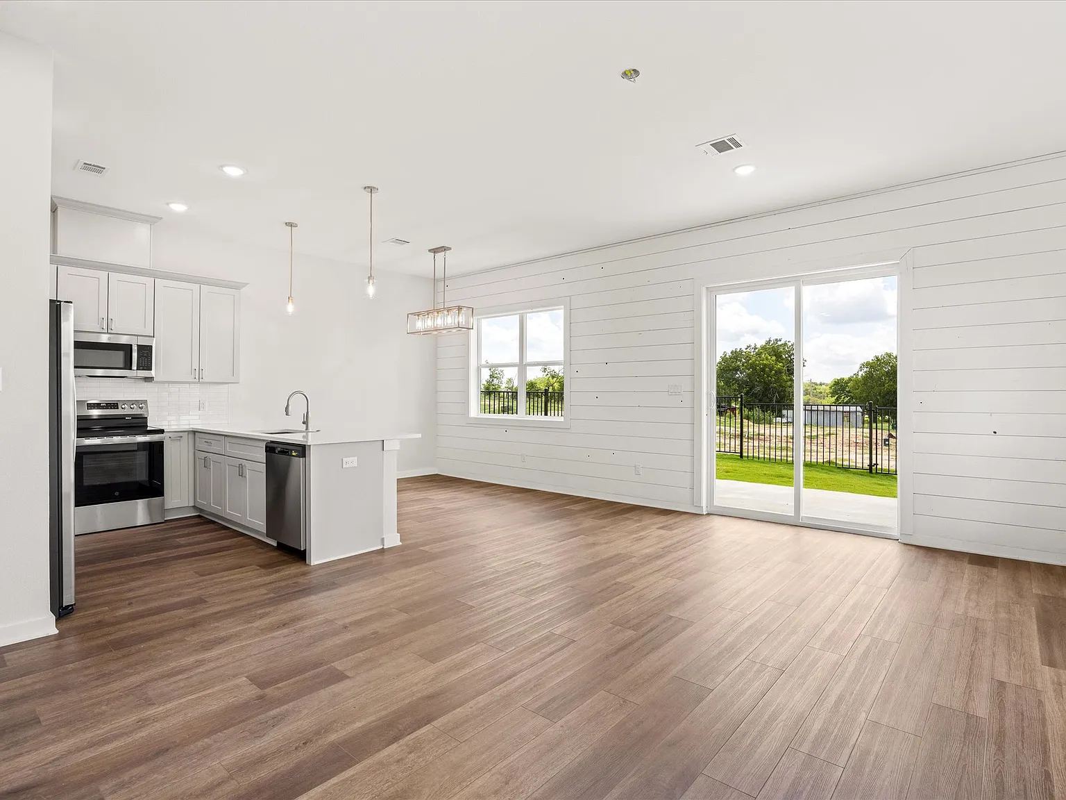 3 bed, 2.5 bath, 1608 sqft, $1,750 — Photo 3
