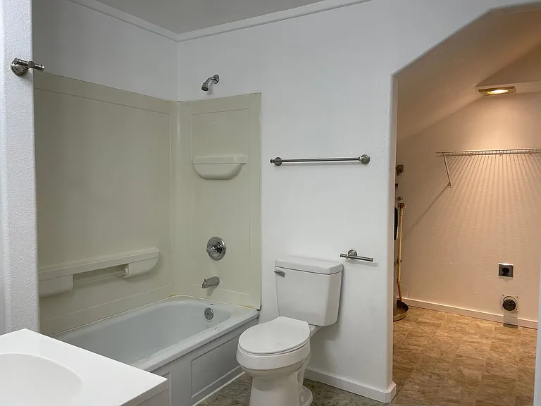 313 S Oakdale Ave — Photo 10
