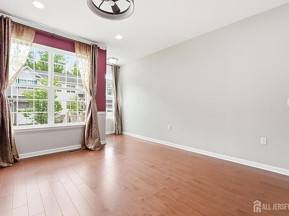 4th image of 105 Pearce Ln S