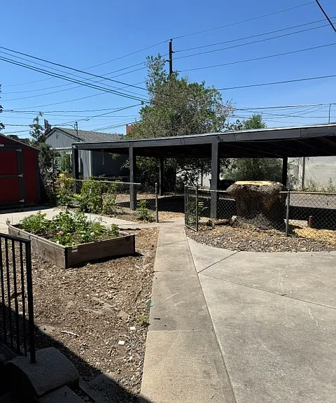 Off Street Covered Parking for 855 tenants only.
Shared garden area.