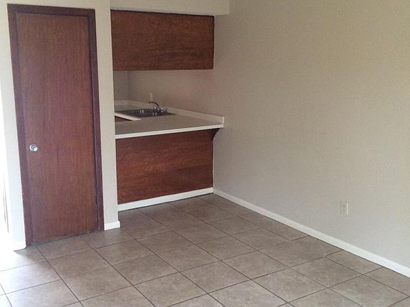 5th image of 810 Woodyard Dr APT 4