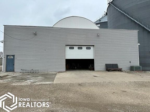 3rd image of 110 Maine St