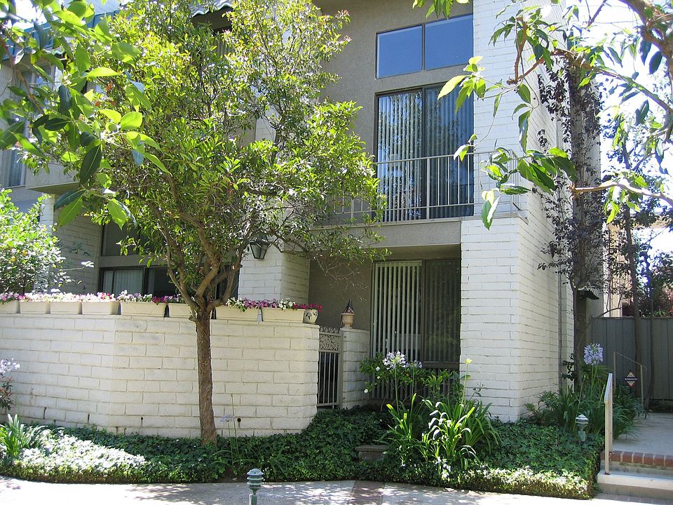 Exterior entry to Unit #F