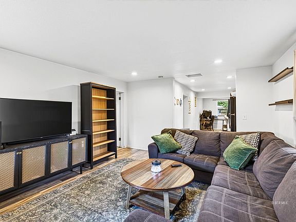 5th image of 844 Lincoln Ave