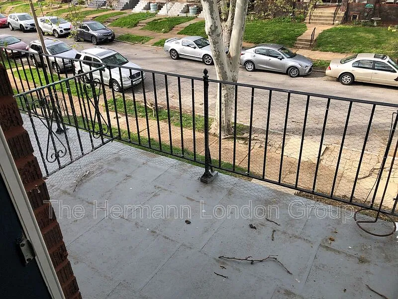 2 bed, 1.0 bath, 954 sqft, $875 — Photo 2