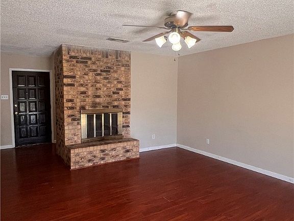 3rd image of 912 Lynn Ln
