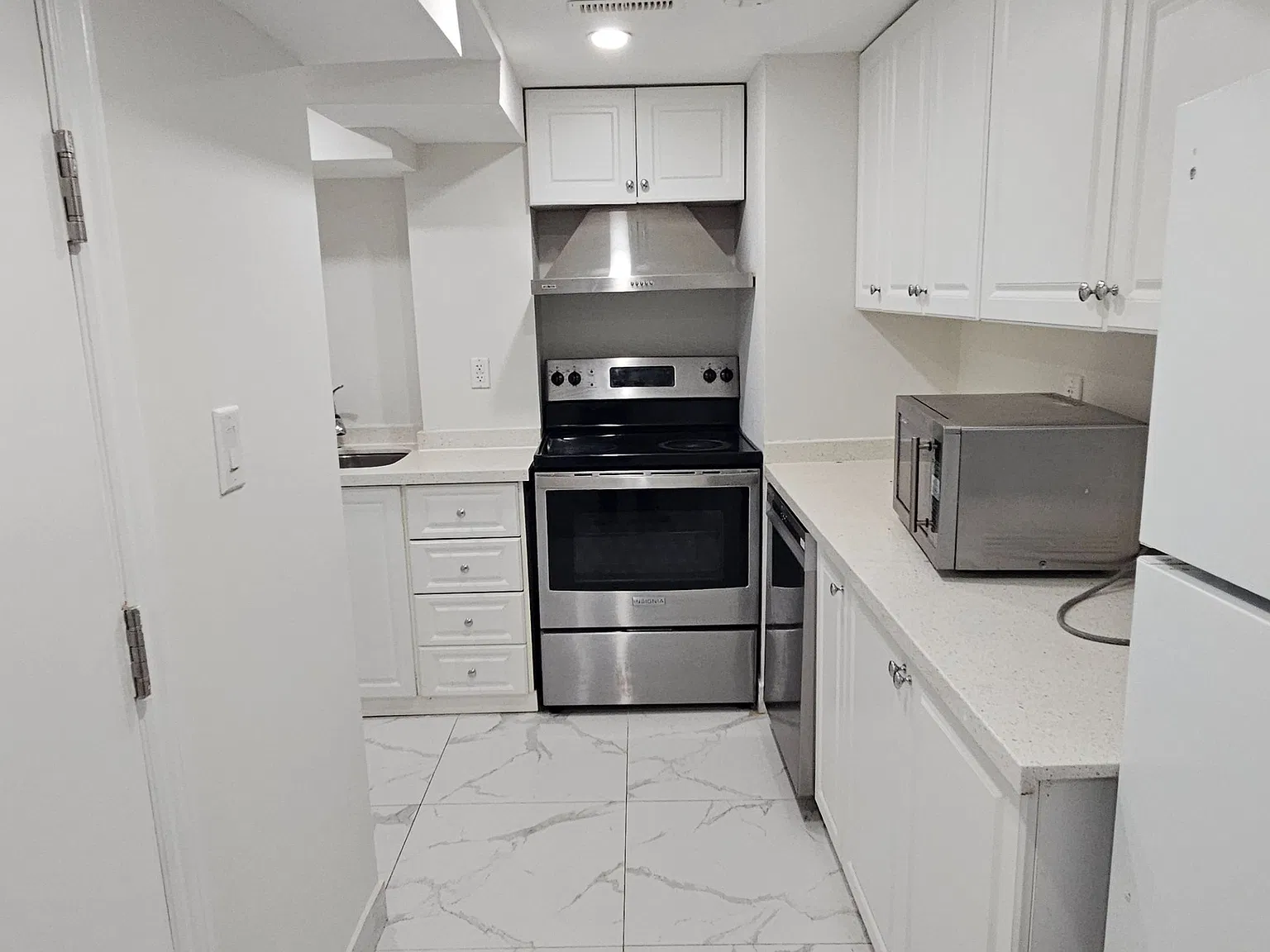 4 bed, $1,800 — Photo 1