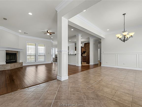 4th image of 2463 Newark Cir