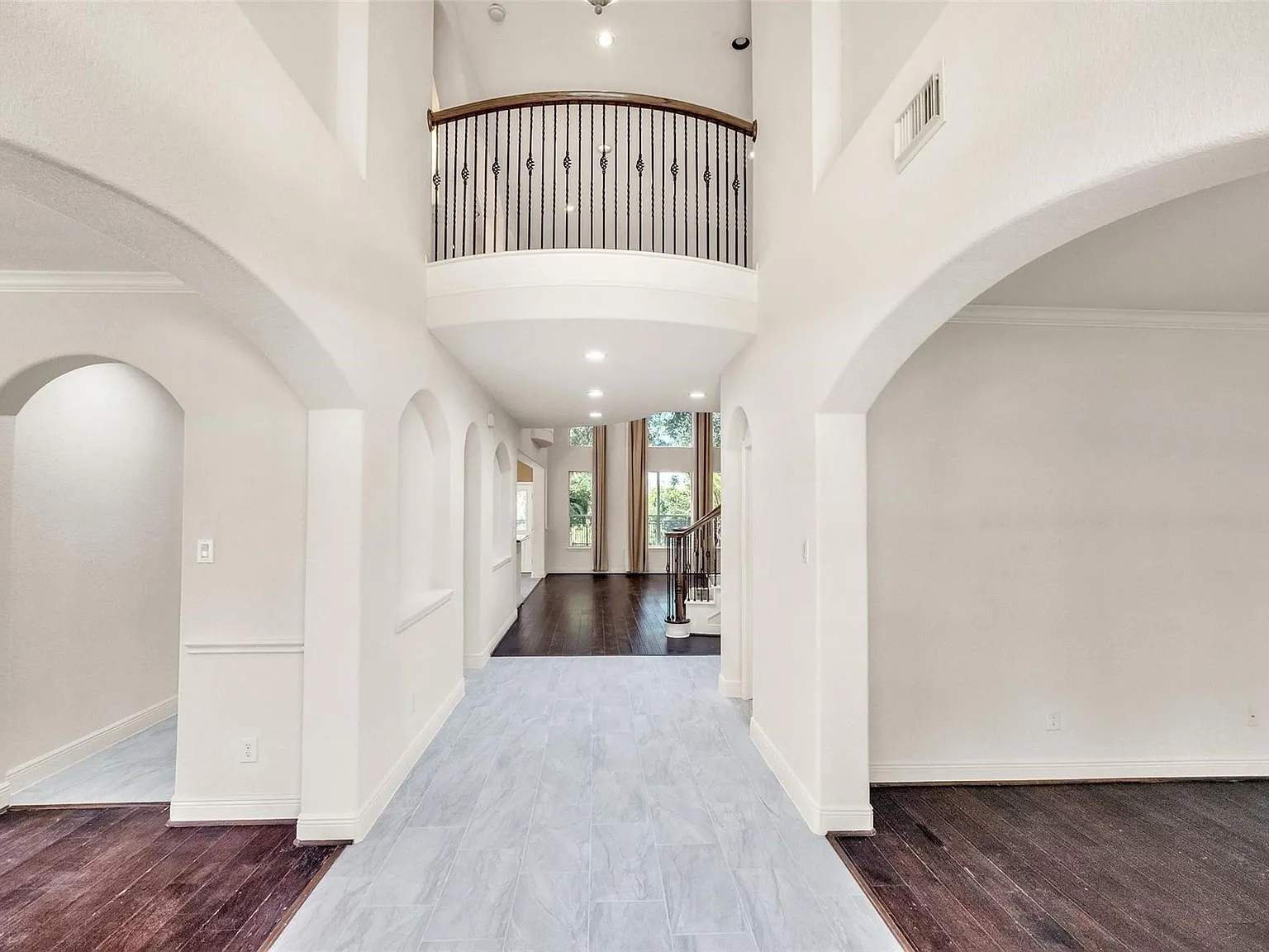 4 bed, 3.5 bath, 3711 sqft, $3,699 — Photo 3